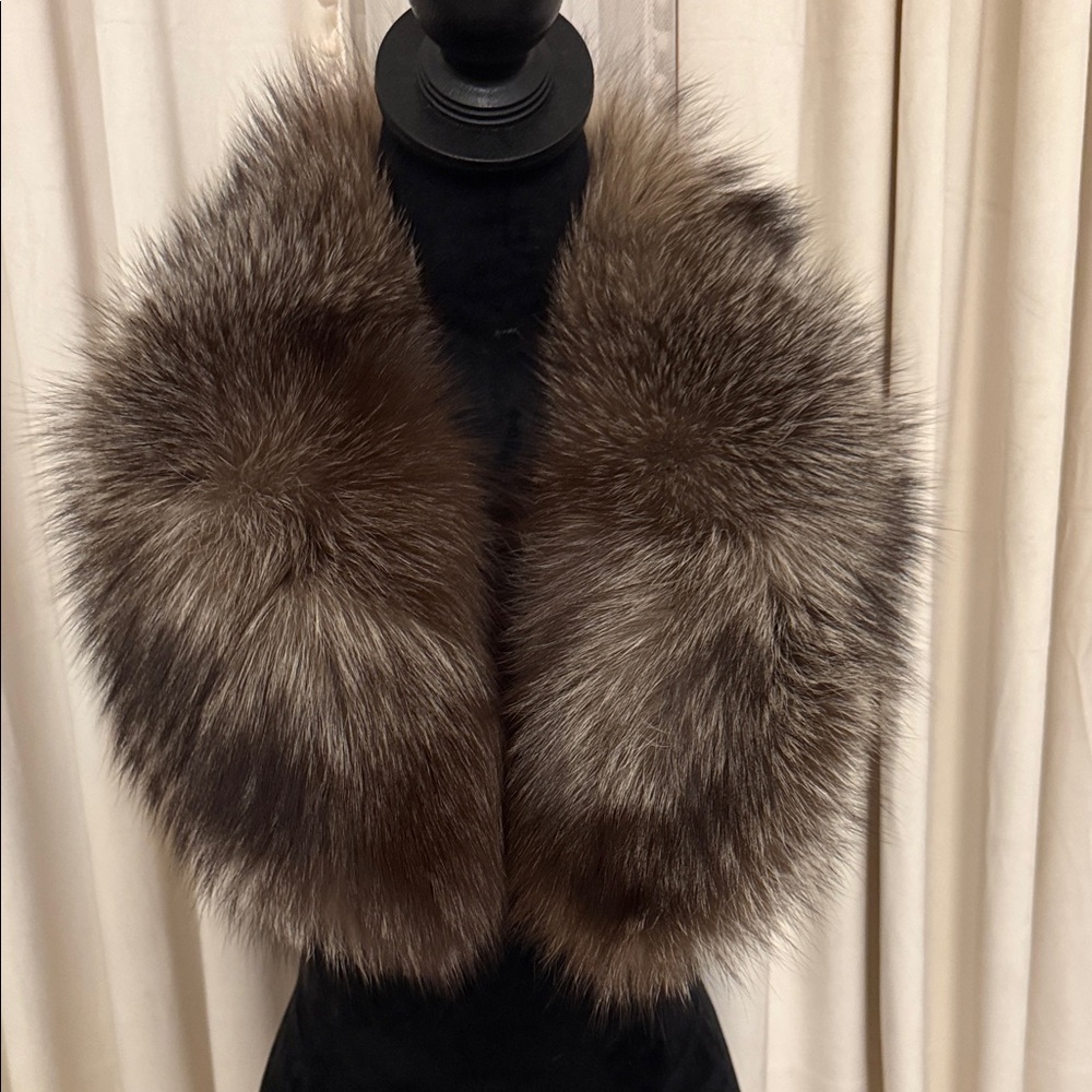 Saga fox fur clip on thick collar